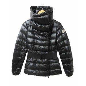 Moncler Moncline Sabline Sabline Asymmetric Belted Puffer Áo khoác với chiếc áo lót dưới áo khoác xuống áo đen thương hiệu màu đen đặt hàng