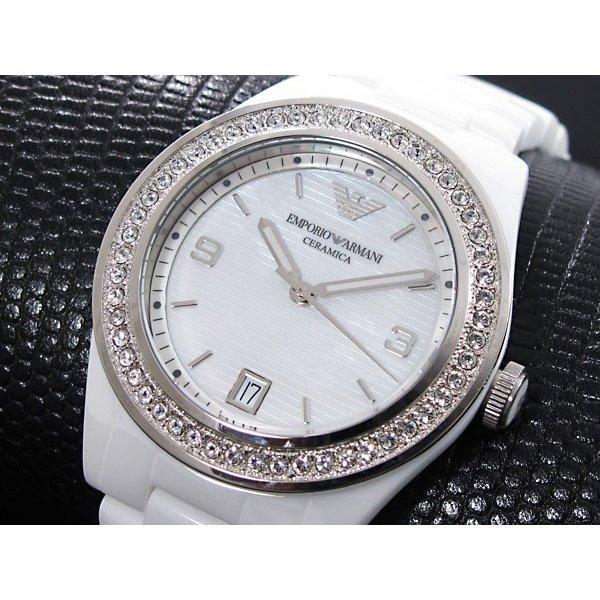 Đồng hồ Emporio Armani Armani Ceramica có thể thoải mái gắn và tách đồng hồ