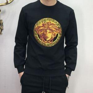 Lên và thấp hơn 2 lựa chọn màu Versace Versace cho người lớn thanh lịch!