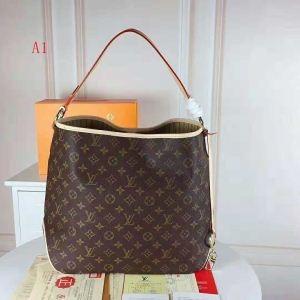 Túi xách công sở Louis Vuitton được các quý bà săn lùng nhiều nhất đẹp đến từng mm 