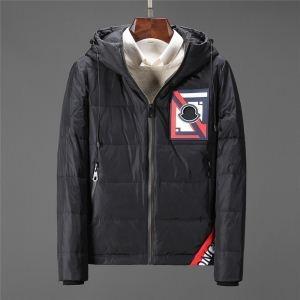 Đi lại tích cực xuất hiện áo khoác tiêu chuẩn ấm áp đơn giản của Moncler Moncler
