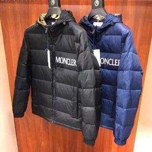 Chất lượng siêu Moncler đảm bảo xuất hiện mới xuống áo khoác được tải nhẹ với những người đàn ông cảnh cao, thuận tiện cao