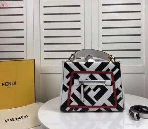 [Vận chuyển trong nước] Fendi ◆ Runaway ◆ Da túi nhỏ 40079369 Fendi 4 -Color Development Thiết kế cơ bản