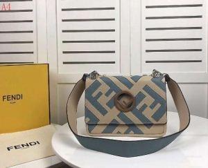 Giá rẻ lớn giá đặc biệt đặc biệt mới phụ nữ mềm da mềm chéo chéo phụ nữ có thể lựa chọn 4 màu fendi fendi