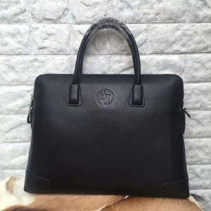 Người mẫu với hình ảnh tinh vi Armani Jeans Armani Jeans Bag Bagness Bag Bages Da đen đi lại