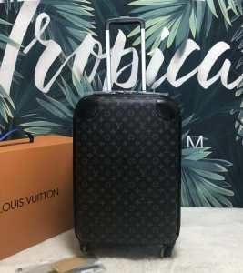 Người nổi tiếng thời trang mùa xuân / mùa hè 2019 là thương hiệu mới Louis Vuitton Trunk_ Louis Vuitton Louis Vuitton_ Thương hiệu giá rẻ 