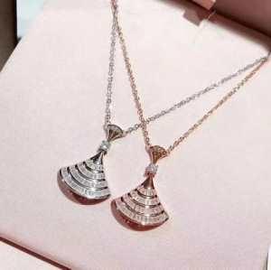 Bulgari Bvlgari Vòng cổ 2 Lựa chọn màu được thấy trong bộ sưu tập Mùa xuân / Mùa hè 2019 để mua trong một thời gian giới hạn, Bulgari Bvlgari_ Thương hiệu giá rẻ 