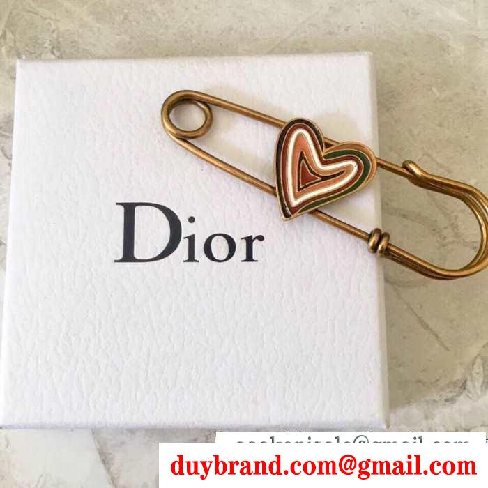 夏に必須の定番アイテム ディオール dior ブローチ 注目ブランドは2019最新
