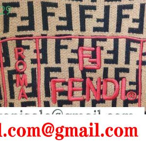 プルオーバーパーカー 寒い季節の王道アイテム  フェンディ 秋冬らしいカジュアルな雰囲気を持つ FENDI 肌寒い季節に欠かせない