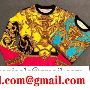 2019年秋冬最新のトレンド プルオーバーパーカー この秋トレンドに合わせる着こなし ヴェルサーチVERSACE 秋冬ファッションの決め手 