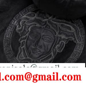 2019年秋冬最新のトレンド 上下セット 秋冬ファッションをバランスよく仕上げる  ヴェルサーチVERSACE 秋冬ファッションの決め手