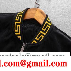 この秋におしゃれでかわいい着こなし 上下セット 2019秋冬におしゃれな着こなし ヴェルサーチVERSACE 秋冬のコーデの強い味方