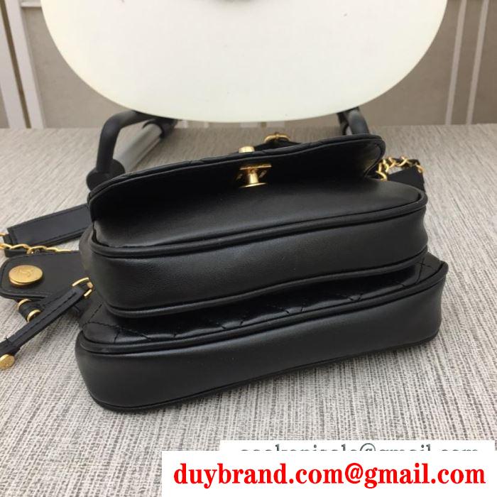 斜め掛けバッグ  chanel 秋冬ファッションをおしゃれに着こなし 2019秋冬の必需品