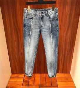Quần denim trong thời trang mù...