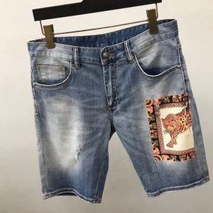 Versace mặc đồ hợp thời trang ...
