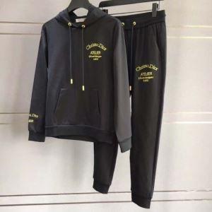 Hoàn thành trong bộ trang phục mùa thu. Dior Autumn nổi tiếng Mô hình hàng đầu và dưới cùng bộ thời trang mùa đông cũng được mở rộng cho Dior
