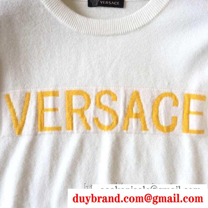 2019秋冬におしゃれな着こなし ヴェルサーチ versace プルオーバーパーカー 2色可選 冬のお出かけの相棒に