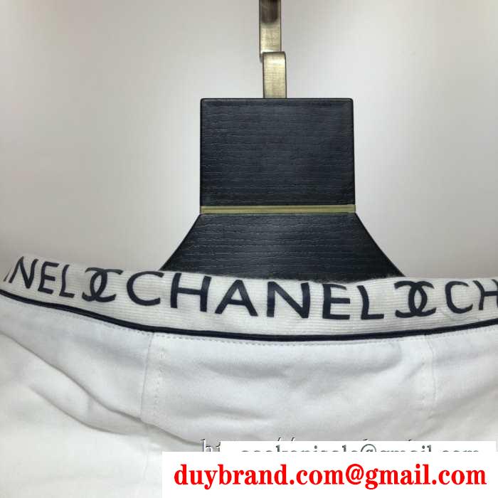 一気にトレンド感が出す 2019秋冬におしゃれな着こなし  chanel フード付きコート