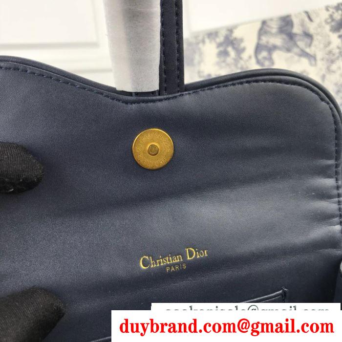 2019年秋冬最新のトレンド 冬で可愛くて楽チンな人気アイテム ディオール dior 斜め掛けバッグ