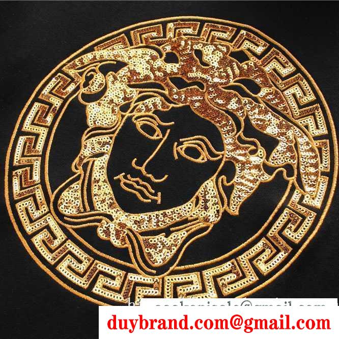 冬ファッションと相性抜群 ヴェルサーチ versace 長袖tシャツ 2019秋冬におすすめ着こなし