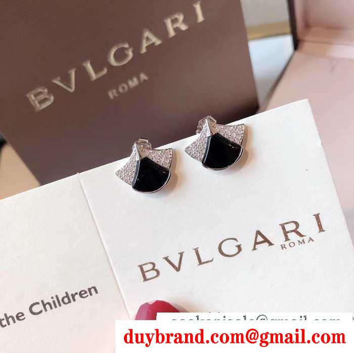ブルガリ bvlgari 2019秋冬におしゃれな着こなし ピアス 冬のコーデも上品なイメージにしてくれる 2色可選 秋冬のコーデの強い味方