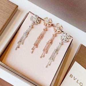 Tuyệt vời trong thời trang mùa đông Bvlgari Bvlgari Mùa thu / mùa đông, bầu không khí yên tĩnh của mùa thu và mùa đông cũng được chỉ đạo 2 bông tai lựa chọn màu sắc để tạo ra một bộ trang phục mùa thu và mùa đông thanh lịch