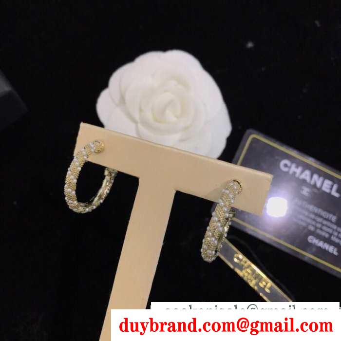 簡単に秋冬の雰囲気を演出 ピアス 秋のおしゃれをもっと楽しめる  chanel 今年の秋冬のトレンドも意識