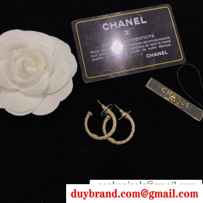 簡単に秋冬の雰囲気を演出 ピアス 秋のおしゃれをもっと楽しめる  chanel 今年の秋冬のトレンドも意識