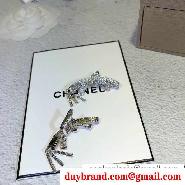 ピアス 秋のコーデで使いやすい  一気にトレンド感が出す chanel 遊び心たっぷり秋冬コーデ 着こなしの幅が広がる