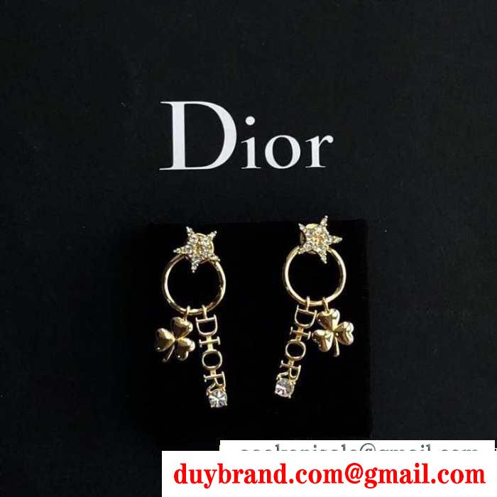 冬コーデの名脇役  ディオール DIOR 寒い季節の王道アイテム ピアス 秋冬らしいカジュアルな雰囲気を持つ