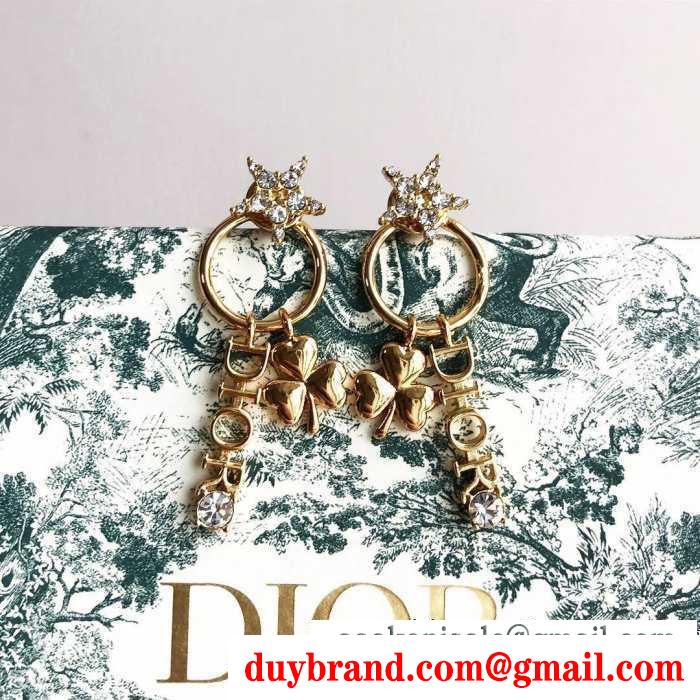 冬コーデの名脇役  ディオール DIOR 寒い季節の王道アイテム ピアス 秋冬らしいカジュアルな雰囲気を持つ