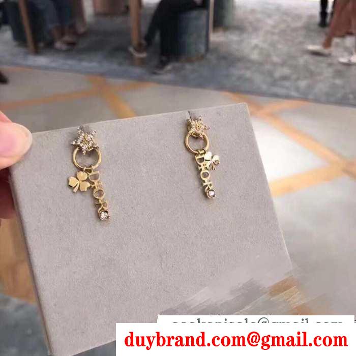 冬コーデの名脇役  ディオール DIOR 寒い季節の王道アイテム ピアス 秋冬らしいカジュアルな雰囲気を持つ