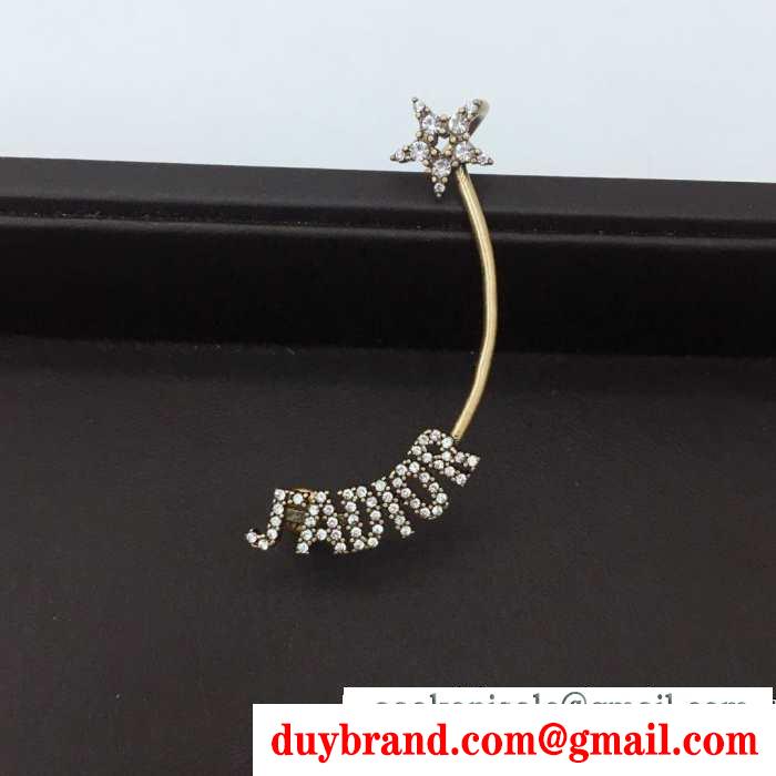 秋冬ナチュラルコーデに大活躍  ディオール 秋冬にきちんと感も漂うはスタイリング DIOR 今回の秋冬に欲しいスタイル  ピアス