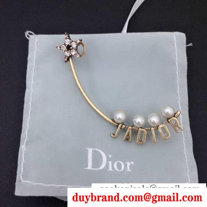 冬ムードを盛り上げる  ディオール DIOR 動きやすく楽チンなスタイルピアス 防寒とおしゃれを両立させるコーデ