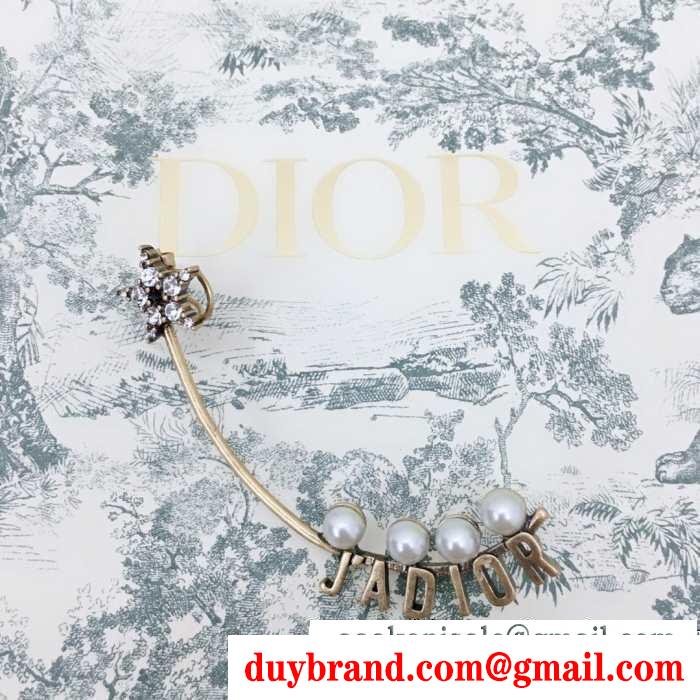 冬ムードを盛り上げる  ディオール DIOR 動きやすく楽チンなスタイルピアス 防寒とおしゃれを両立させるコーデ