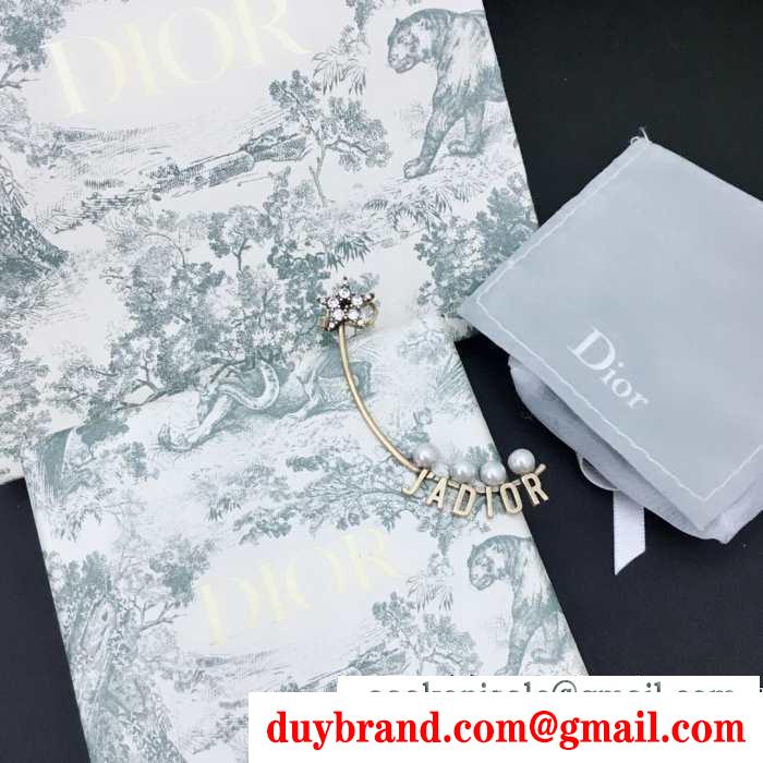 冬ムードを盛り上げる  ディオール DIOR 動きやすく楽チンなスタイルピアス 防寒とおしゃれを両立させるコーデ