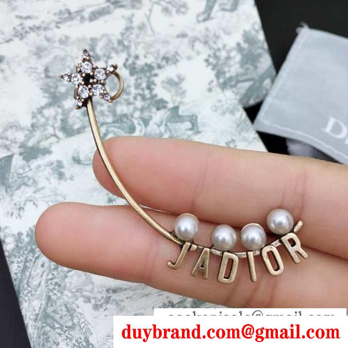 冬ムードを盛り上げる  ディオール DIOR 動きやすく楽チンなスタイルピアス 防寒とおしゃれを両立させるコーデ