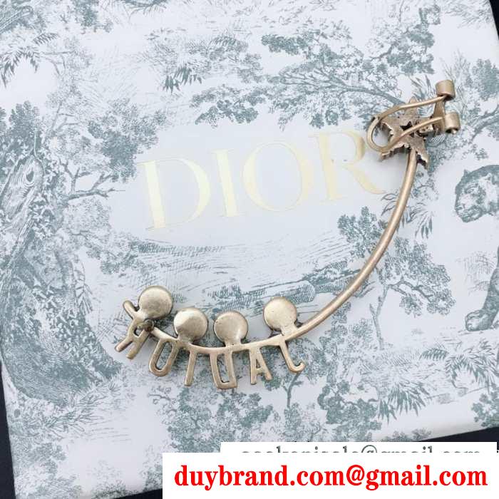 冬ムードを盛り上げる  ディオール DIOR 動きやすく楽チンなスタイルピアス 防寒とおしゃれを両立させるコーデ