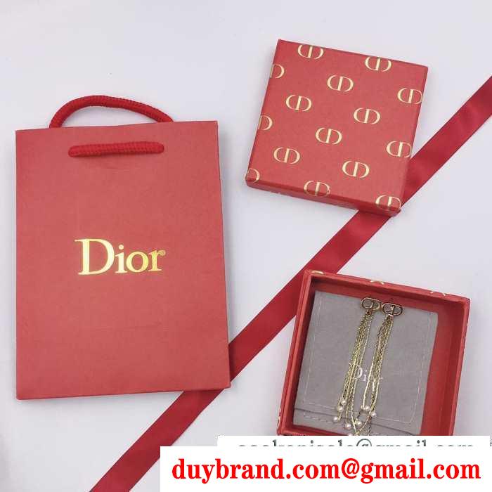 秋冬の色味が叶える華やかコーデ ディオール 寒い季節の王道アイテム dior 秋冬らしいカジュアルな雰囲気を持つ ピアス