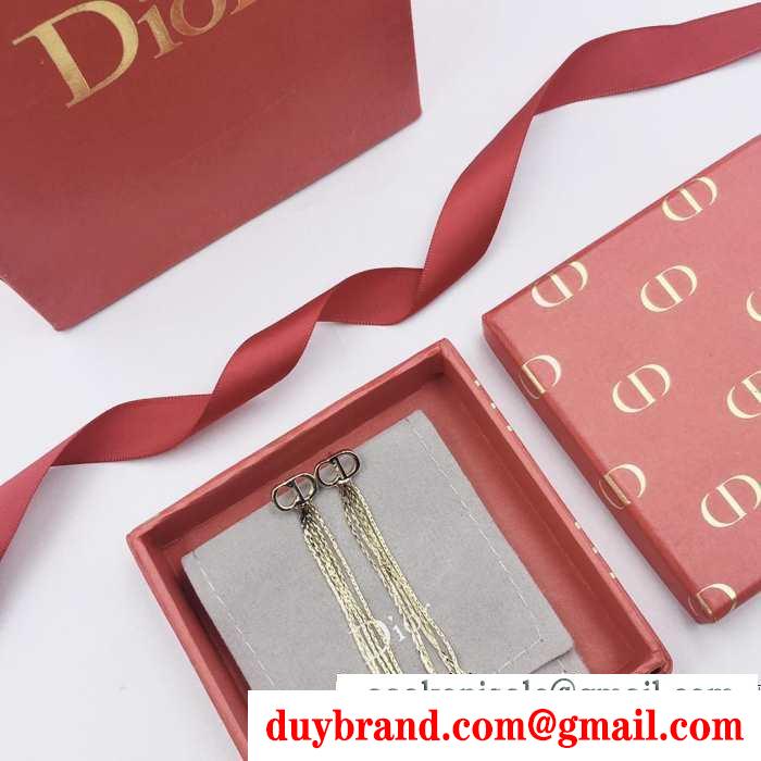 秋冬の色味が叶える華やかコーデ ディオール 寒い季節の王道アイテム dior 秋冬らしいカジュアルな雰囲気を持つ ピアス