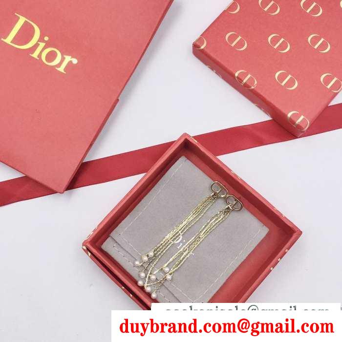 秋冬の色味が叶える華やかコーデ ディオール 寒い季節の王道アイテム dior 秋冬らしいカジュアルな雰囲気を持つ ピアス