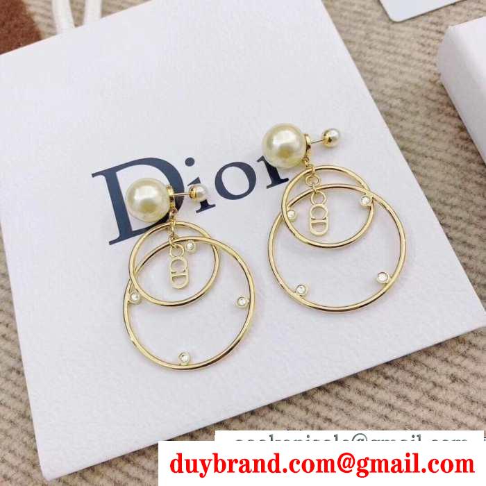 ピアス 簡単にコーデをおしゃれに演出 ディオール 落ち着いた秋冬ファッションを楽しむ dior 普段使いもオフィスもok