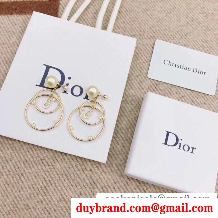 ピアス 簡単にコーデをおしゃれに演出 ディオール 落ち着いた秋冬ファッションを楽しむ dior 普段使いもオフィスもok
