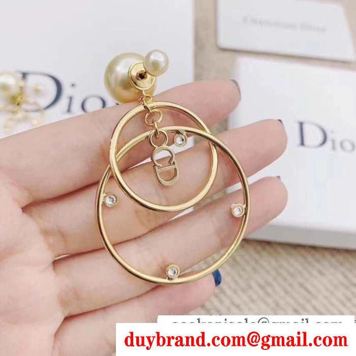 ピアス 簡単にコーデをおしゃれに演出 ディオール 落ち着いた秋冬ファッションを楽しむ dior 普段使いもオフィスもok