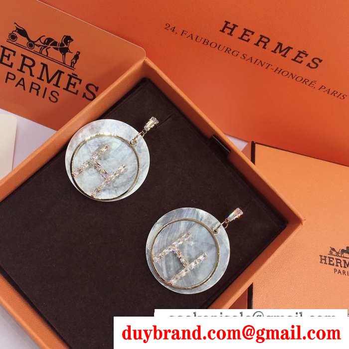 ふんわりまとって暖かお洒落   HERMES ほっこりと温かみのある雰囲気に エルメス 冬で可愛くて楽チンな人気アイテム ピアス