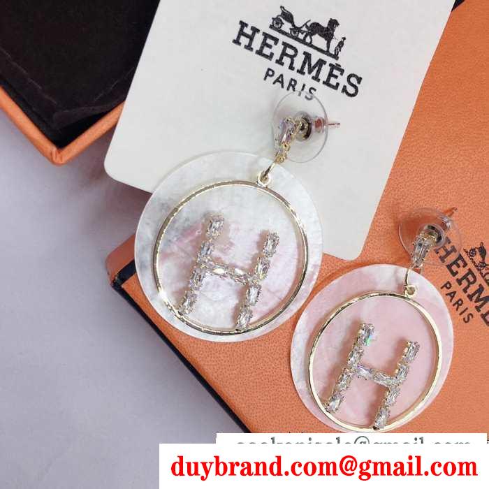 ふんわりまとって暖かお洒落   HERMES ほっこりと温かみのある雰囲気に エルメス 冬で可愛くて楽チンな人気アイテム ピアス