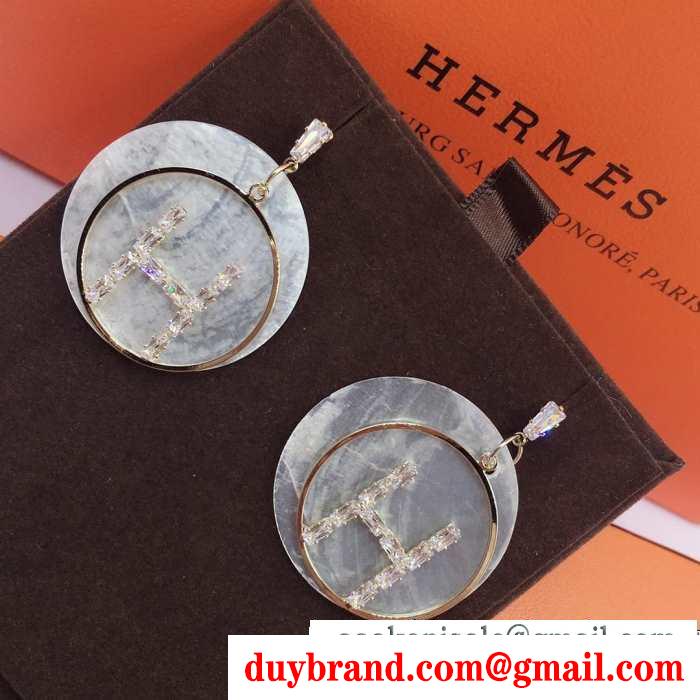 ふんわりまとって暖かお洒落   HERMES ほっこりと温かみのある雰囲気に エルメス 冬で可愛くて楽チンな人気アイテム ピアス