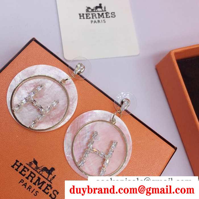 ふんわりまとって暖かお洒落   HERMES ほっこりと温かみのある雰囲気に エルメス 冬で可愛くて楽チンな人気アイテム ピアス