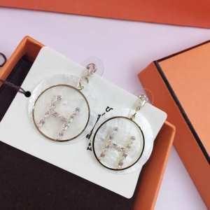 Một Hermes ấm áp và phong cách và bầu không khí ấm áp với bầu không khí ấm áp và ấm áp trong Hermes mùa đông phổ biến và dễ dàng -t đến vật phẩm phổ biến _ Hermes Hermes_ Brand
