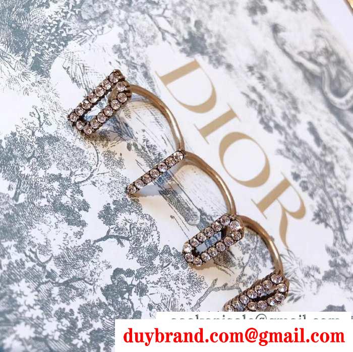 リング/指輪 冬ムードを盛り上げる ディオール 防寒とおしゃれを両立させるコーデ dior 秋冬の色味が叶える華やかコーデ